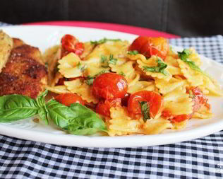 Паста с помидорами и сыром