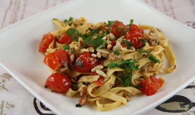 Паста с сардинами, помидорами черри и кедровыми орешками