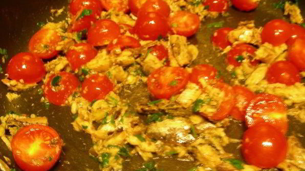 паста с сардинами, помидорами черри и кедровыми орешками