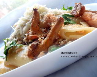 Паста с семгой, лисичками и грецкими орехами