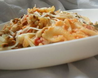 Паста с семгой, томатами и кедровыми орешками