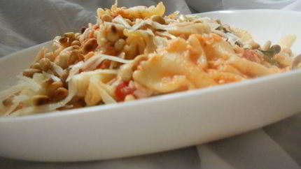 Паста с семгой, томатами и кедровыми орешками