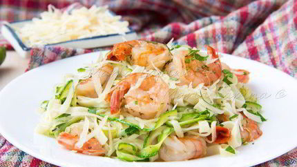 Паста с цукини, креветками и сыром