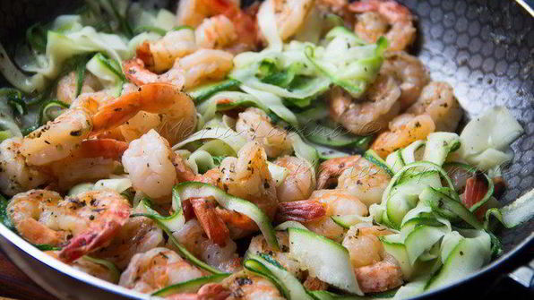 паста с цукини, креветками и сыром