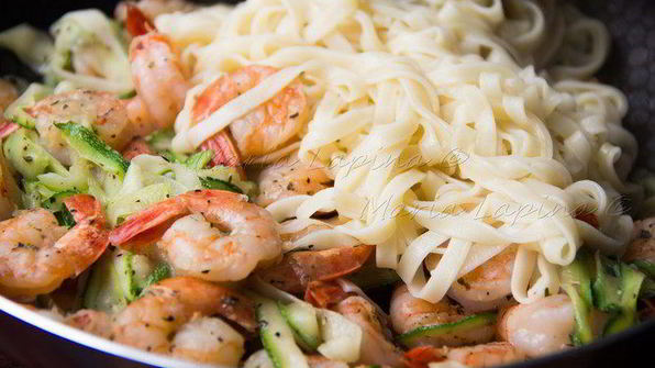 паста с цукини, креветками и сыром
