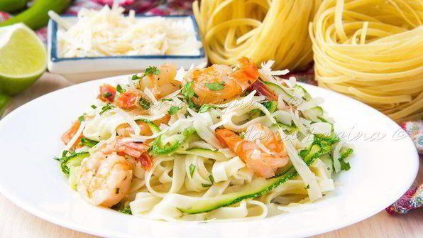 паста с цукини, креветками и сыром