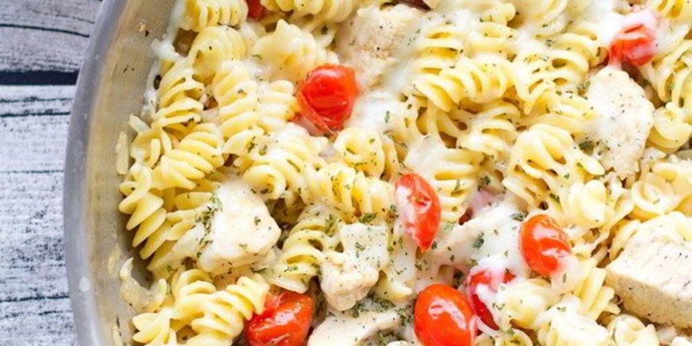 Рецепт пряной пасты с курицея и помидорами