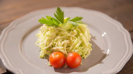 Спагетти из кабачка под ореховым соусом