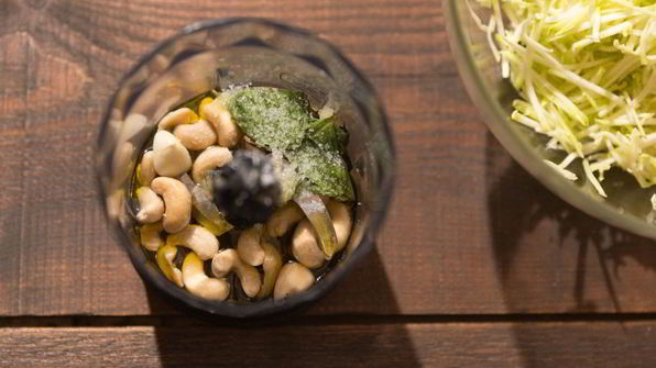 спагетти из кабачка под ореховым соусом