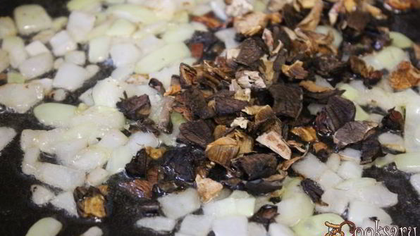 спагетти в соусе из сушеных грибов