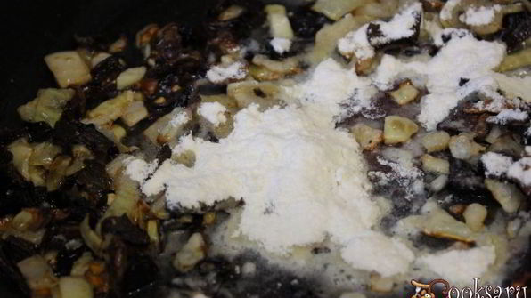 спагетти в соусе из сушеных грибов