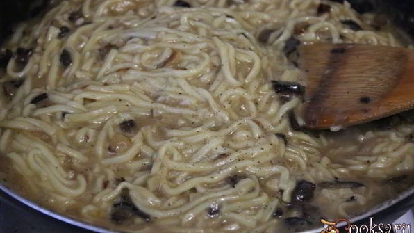 спагетти в соусе из сушеных грибов