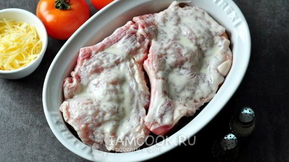 мясо по-французски с грибами и помидорами