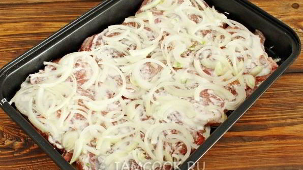 мясо по-французски с картошкой и помидорами