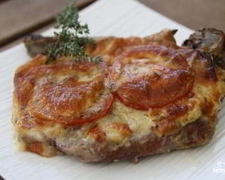 Мясо по-французски с помидорами и сыром