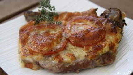 Мясо по-французски с помидорами и сыром