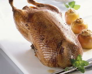 Гусь с черносливом и яблоками в духовке