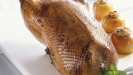 Гусь с черносливом и яблоками в духовке