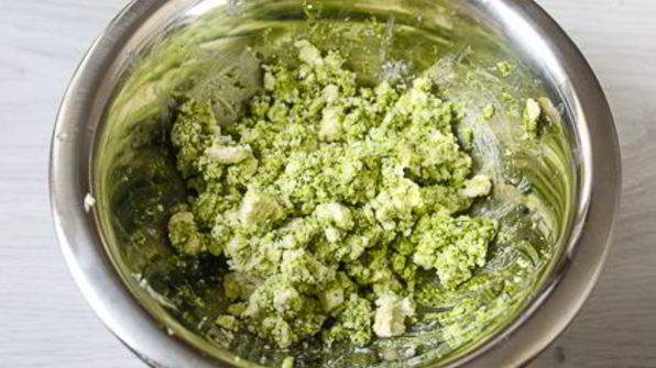 куриные фрикадельки с фетой и песто