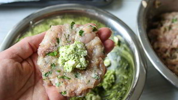 куриные фрикадельки с фетой и песто