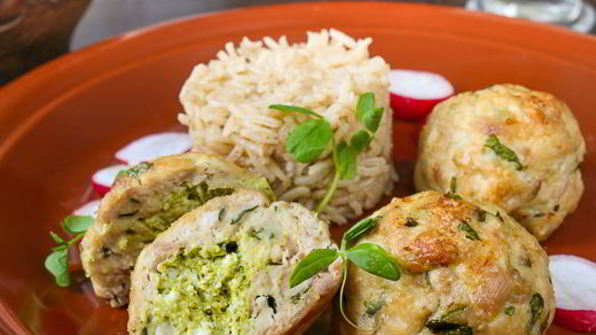 куриные фрикадельки с фетой и песто