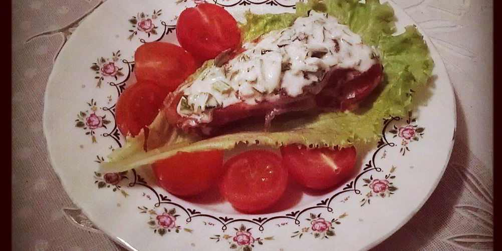 Рецепт куриных грудок в пармской ветчине под соусом из сливок и пряных трав