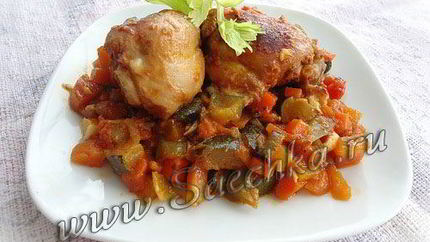 Курица в томатном соусе с чесноком