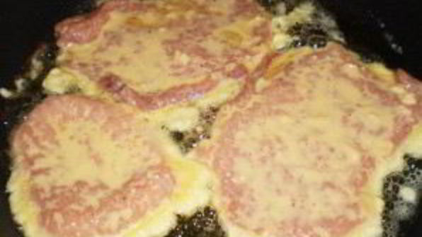 отбивная свинина, жаренная на сковороде в кляре