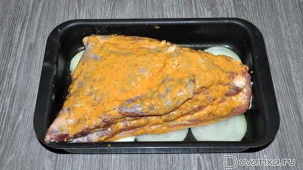 свиная грудинка, запеченная под апельсиновым соусом