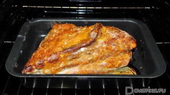 свиная грудинка, запеченная под апельсиновым соусом