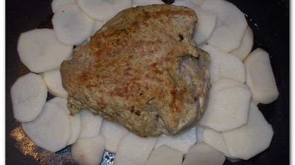 свинина с картофелем, яблоком и сельдереем