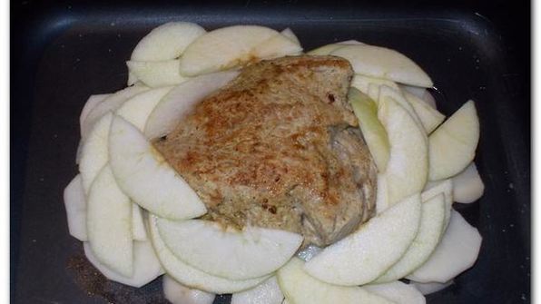 свинина с картофелем, яблоком и сельдереем