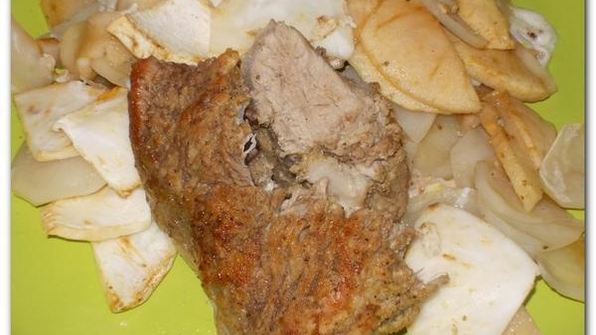 свинина с картофелем, яблоком и сельдереем