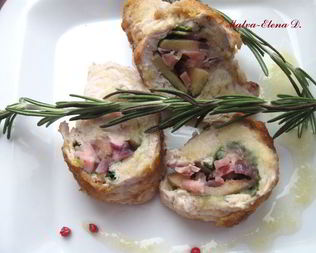 Свинина с розмарином, шпинатом и айвовым соусом