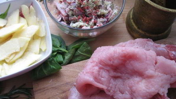 свинина с розмарином, шпинатом и айвовым соусом