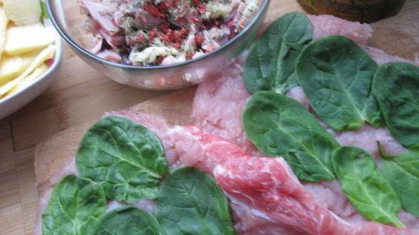 свинина с розмарином, шпинатом и айвовым соусом