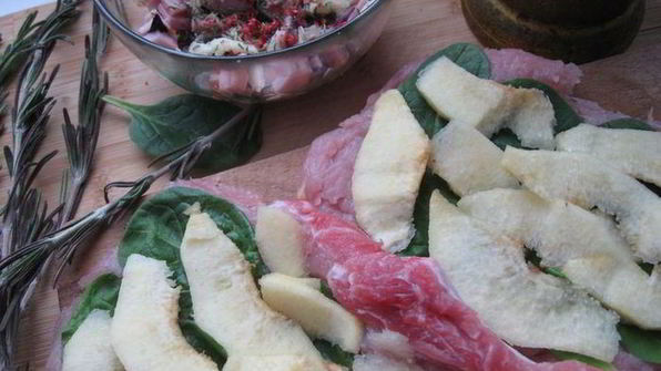 свинина с розмарином, шпинатом и айвовым соусом