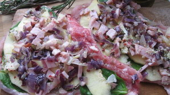 свинина с розмарином, шпинатом и айвовым соусом