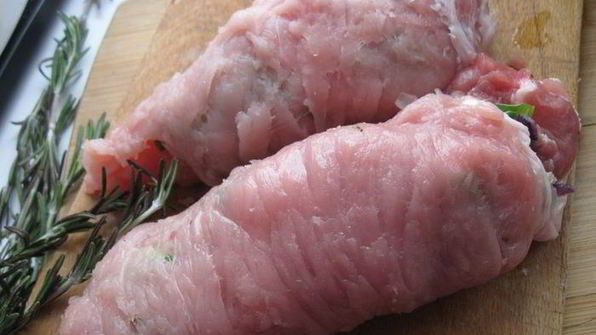 свинина с розмарином, шпинатом и айвовым соусом