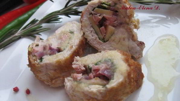 свинина с розмарином, шпинатом и айвовым соусом