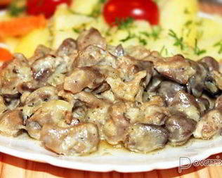 Тушеные куриные потрошки в сметане