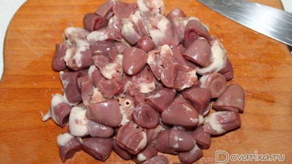 тушеные куриные потрошки в сметане