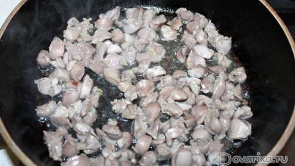 тушеные куриные потрошки в сметане