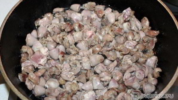 тушеные куриные потрошки в сметане