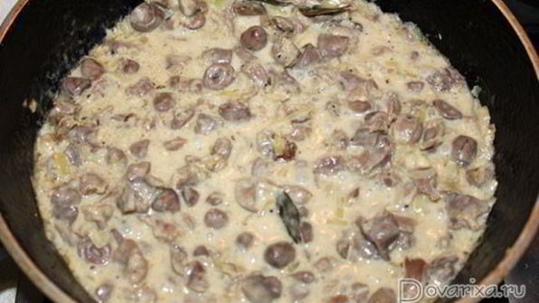 тушеные куриные потрошки в сметане