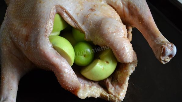 запеченный гусь с яблоками и алычой в духовке