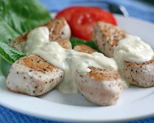 Жареная индейка с соусом из голубого сыра