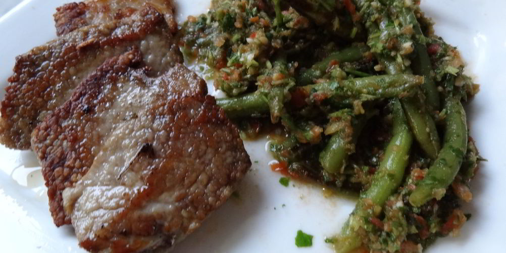 Рецепт жареного вымени с теплым салатом из зеленой фасоли