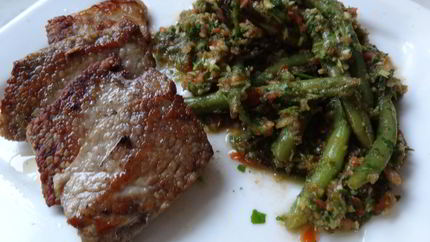 Жареное вымя с теплым салатом из зеленой фасоли