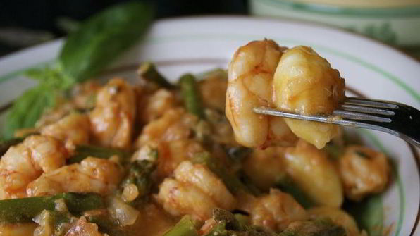 ньокки с креветками и спаржей